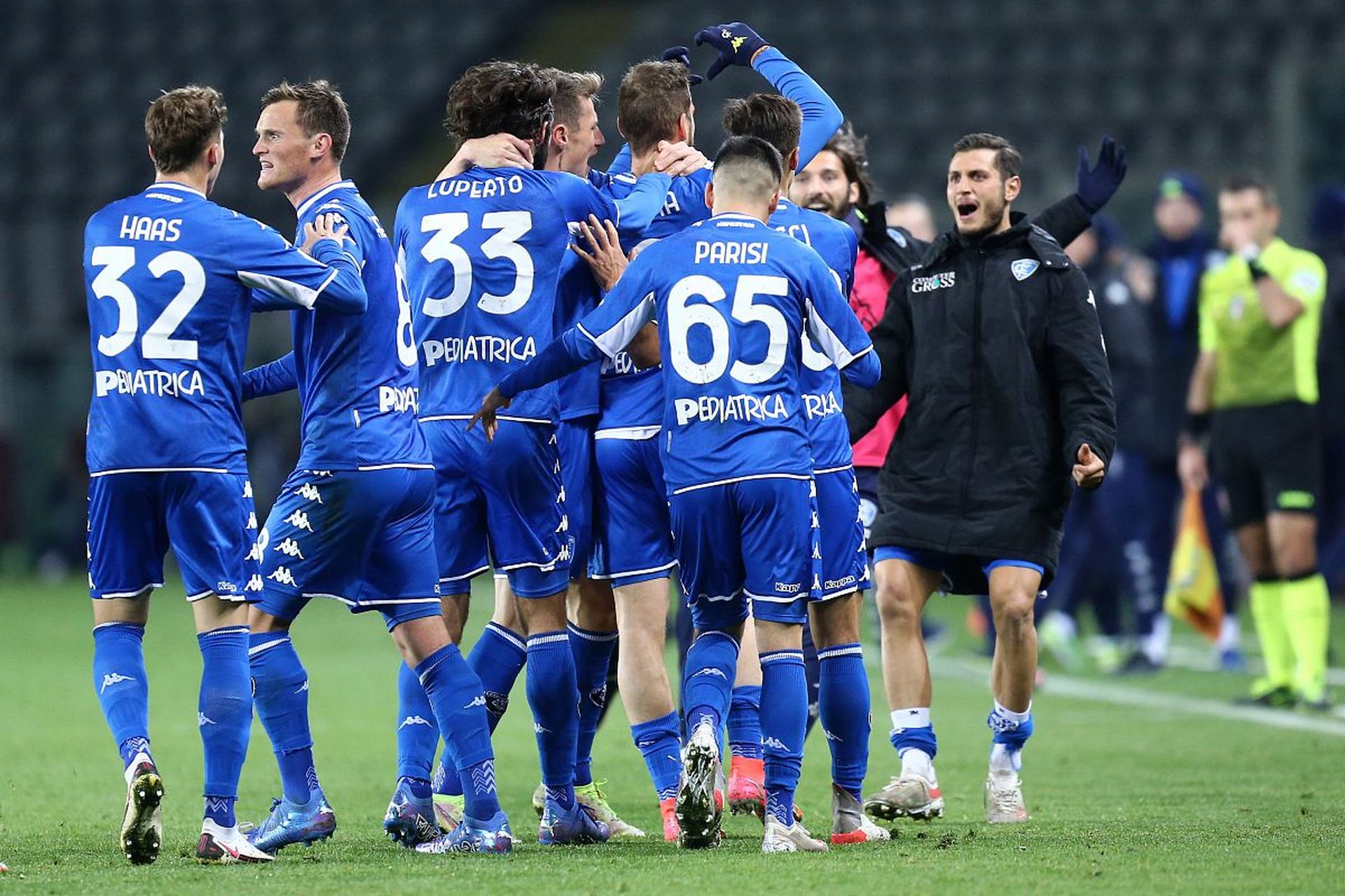 山东泰山队功勋外援巴力斯塔为球迷送上新年祝福.